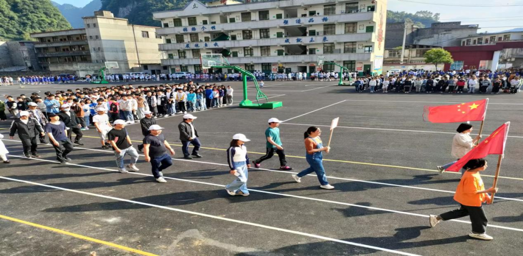 麟凤中学篮球运动会盛大开幕，运动健儿展风