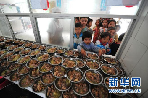 广西都安瑶族自治县隆福乡渔洞小学学生排队