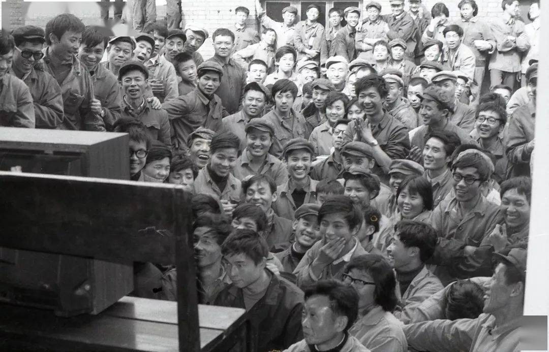 1981年11月16日，成都职工观看中国女排夺冠电视节目