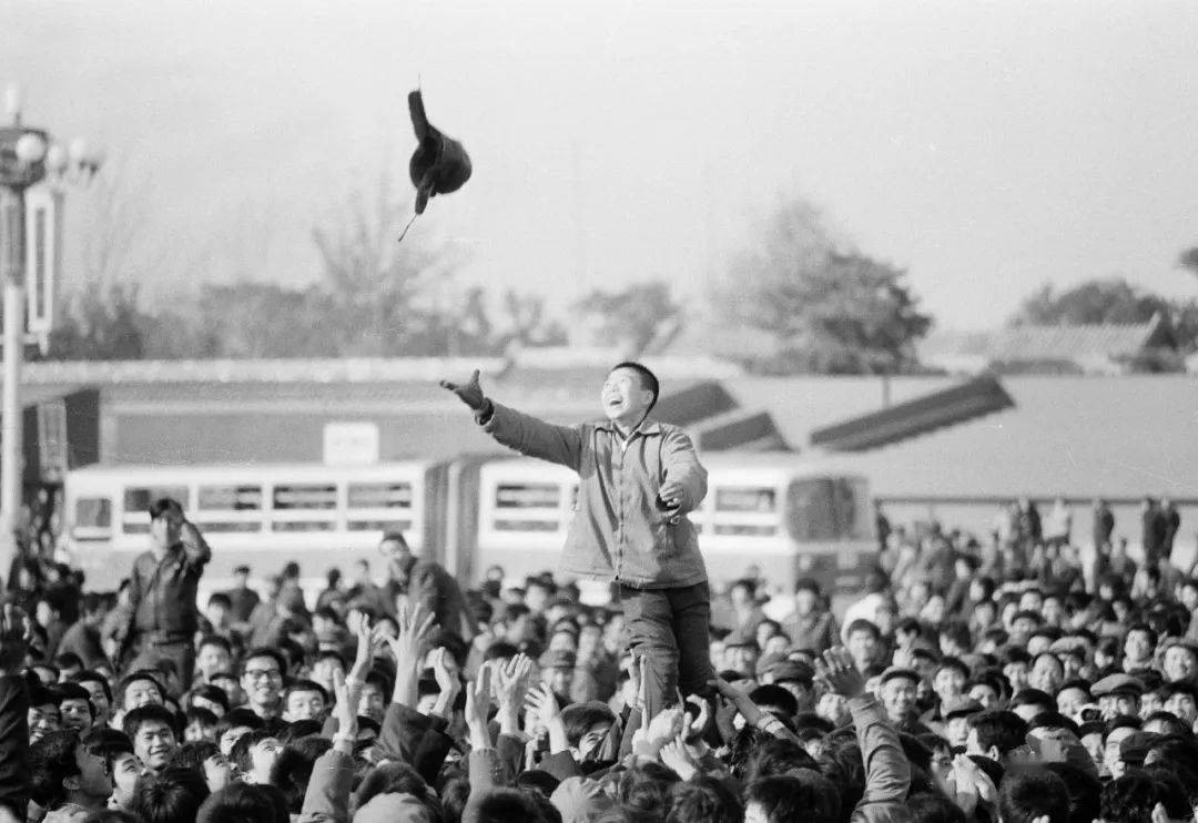 人群聚拢在天安门广场欢呼：“中国万岁！女排万岁！”